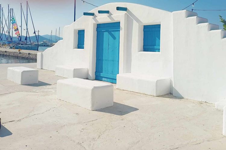Typická řecká stavba, ostrov Evia, Řecko, KM TRAVEL