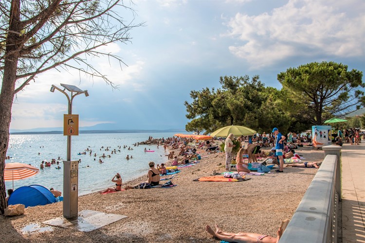KM TRAVEL Chorvatsko Crikvenica_ pláž