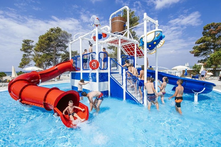 KM TRAVEL Chorvatsko Zadar Zaton Holiday Resort 3* bazén s atrakcemi pro děti