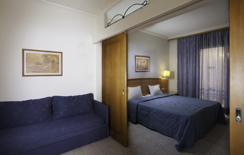 Apartmán jedna místnost rozdělená posuvnými dveřmi, přistýlka formou gauče, Pefkos Beach, Rhodos, KM TRAVEL