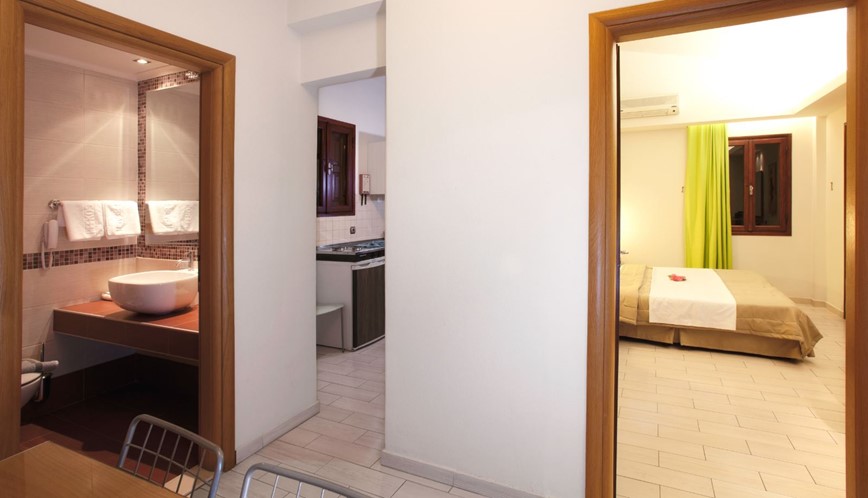 Koupelna a kuchyňka dvouložnicového apartmánu Pefkos Beach, Rhodos, Řecko, KM TRAVEL