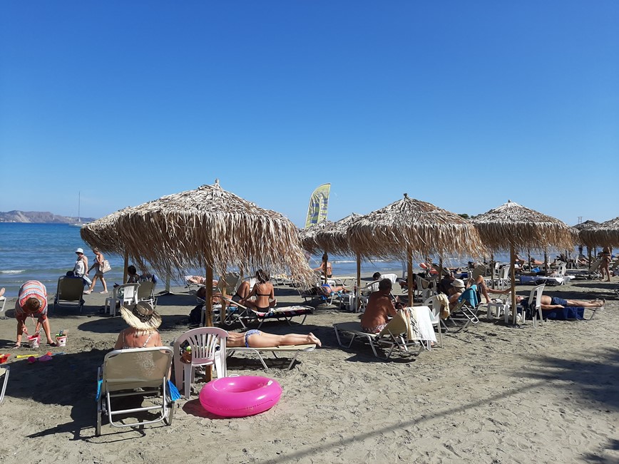 KM TRAVEL, Řecko, Zakynthos, lehátka na pláži u Osasis beach bar