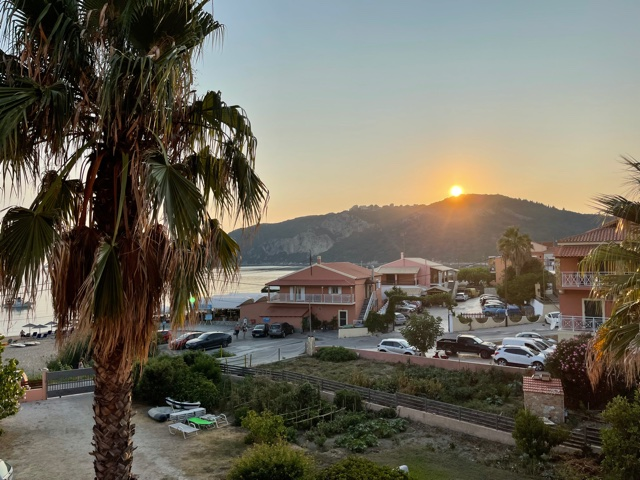 Západ slunce v letovisku Agios Georgios Korfu