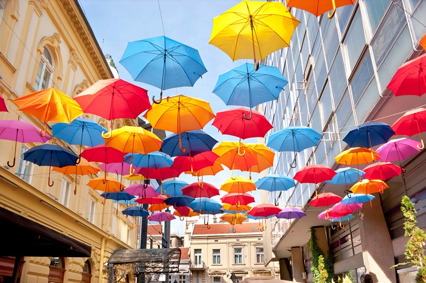Mnoho otevřených deštníků na obloze dává záruku, že déšť nezkazí den, Bělehrad, Srbsko 