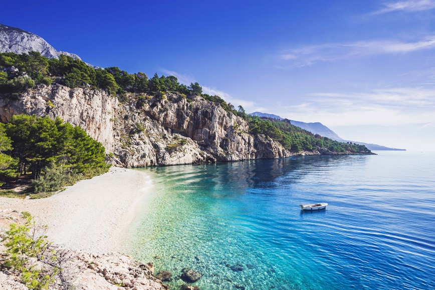 Krásná pláž Nugal nedaleko města Makarska, Dalmácie, Chorvatsko
