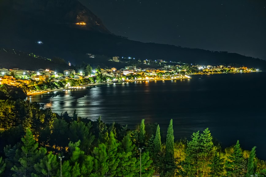 Pohledn na noční město Tučepi, Chorvatsko, KM TRAVEL