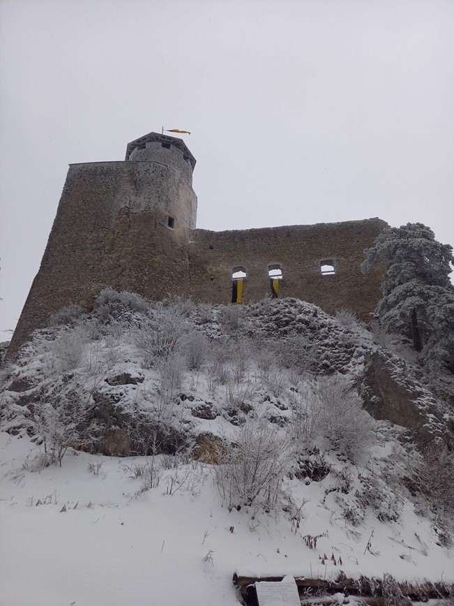 KM TRAVEL, Gutensteinské Alpy, hrad Araburg