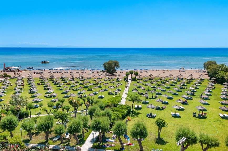 Lehátka a slunečníky u pláže, hotel Apollo Beach, Faliraki, Rhodos, Řecko, KM TRAVEL