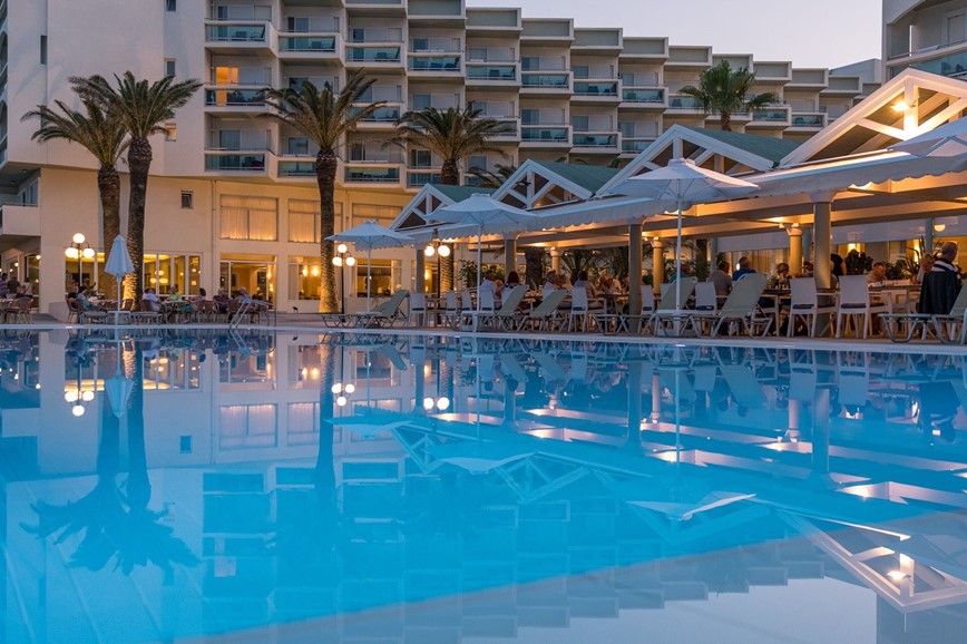Osvětlený hlavní bazén, Apollo Beach, Faliraki, Rhodos, Řecko, KM TRAVEL