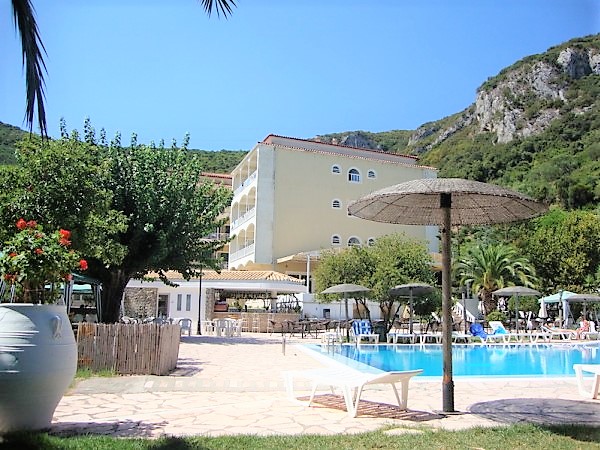 KM TRAVEL Ag. Ioannis Peristeron Corfu Senses Resort před bazénem