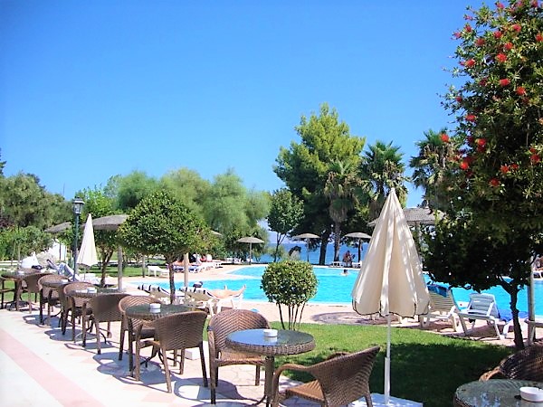 KM TRAVEL Ag. Ioannis Peristeron hotel Corfu Senses Resort posezení u bazénu