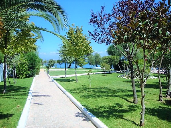 KM TRAVEL Ag. Ioannis Peristeron hotel Corfu Senses Resort_zahrada