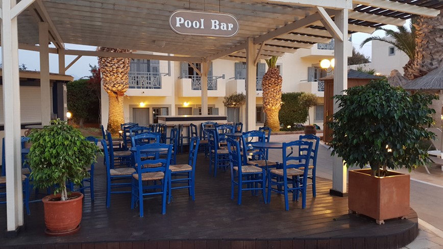 Baru bazénu v hotelu Europa Beach, Analipsi, Kréta, Řecko, KM TRAVEL