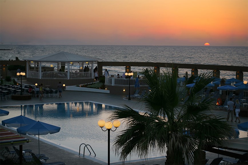 Slaný bazén s výhledem na moře při západu slunce, hotel Europa Beach, Analipsi, Kréta, Řecko, KM TRAVEL