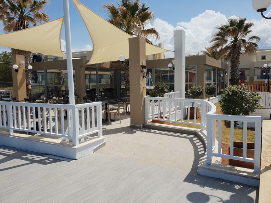 Venkovní posezení, hotel Europa Beach, Analipsi, Kréta, Řecko, KM TRAVEL