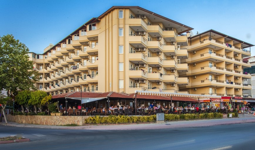 KM TRAVEL, dovolená Turecko, Alanya, hotel Kleopatra Beach pohled z ulice