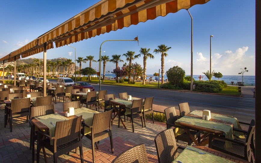 KM TRAVEL, Turecko, Alanya, hotel Kleopatra Beach venkovní restaurace