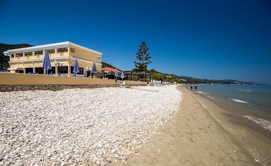 Oblázkovo-písečná pláž, Hotel Konstantin Beach, Alykes, Zakynthos, Řecko, KM TRAVEL