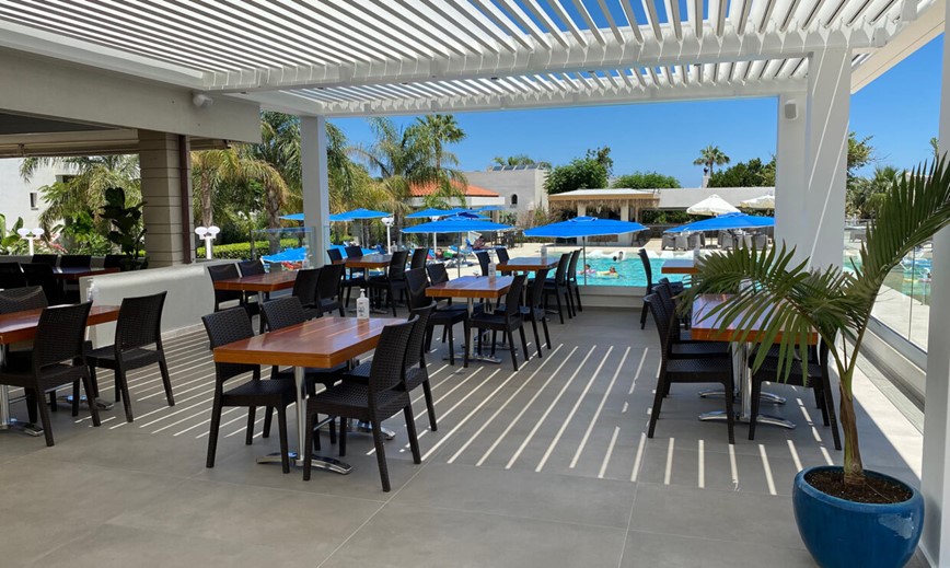 Kyknos hotel, venkovní restaurace s výhledem na bazén, Kréta, Řecko, cestovní kancelář KM TRAVEL
