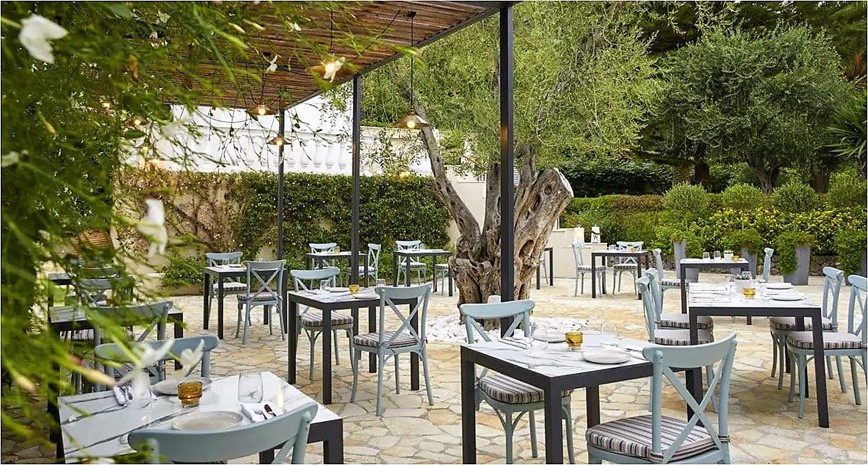 Řecká venkovní restaurace Platca