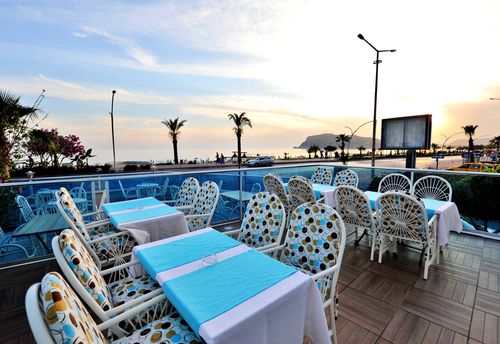 Venkovní restaurace hotelu Mesut v Alanyi, Turecko, KM TRAVEL