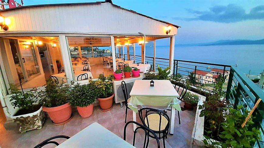 Večeře probíhají v blízké restauraci hotelu Mitho, letovisko Loutra Edipsos, Evia, Řecko, KM TRAVEL