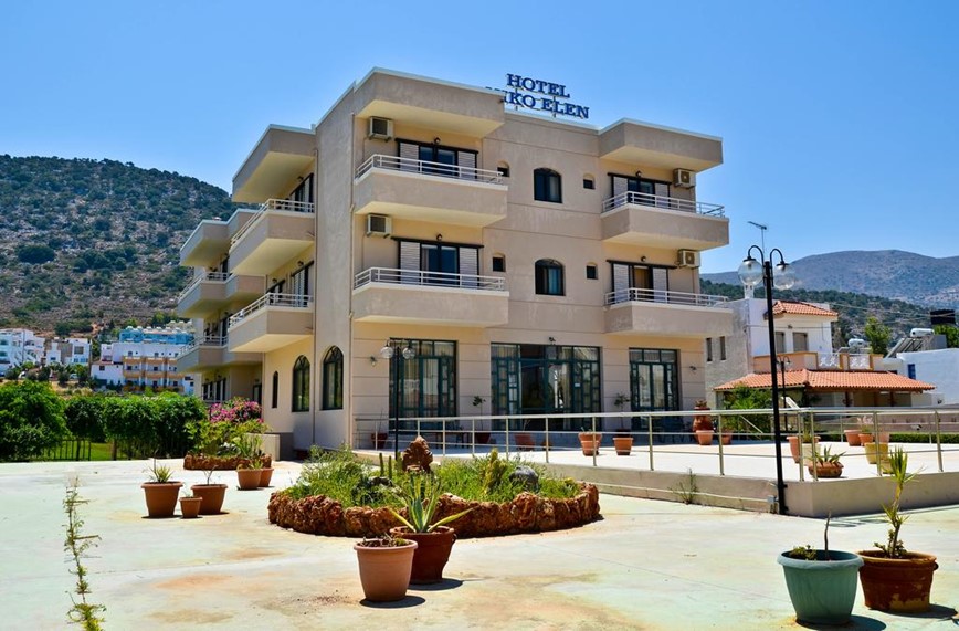 KM TRAVEL Řecko, Kréta, Stalida, hotel Niko Elen, pohled z ulice