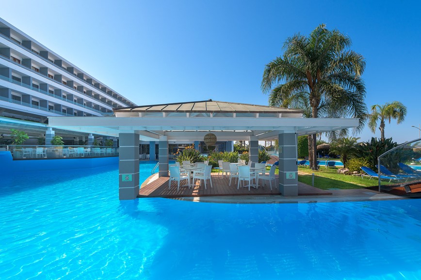 Hotel Oceanis, bazén s barem, Ixia, Rhodos, Řecko, KM TRAVEL