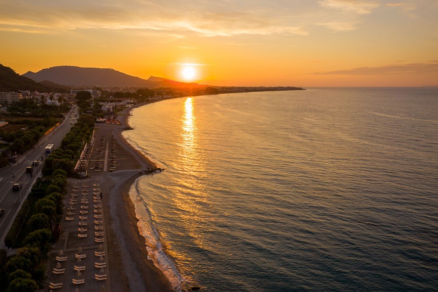 Hotel Oceanis, pláž při západu slunce, Ixia, Rhodos, Řecko, KM TRAVEL