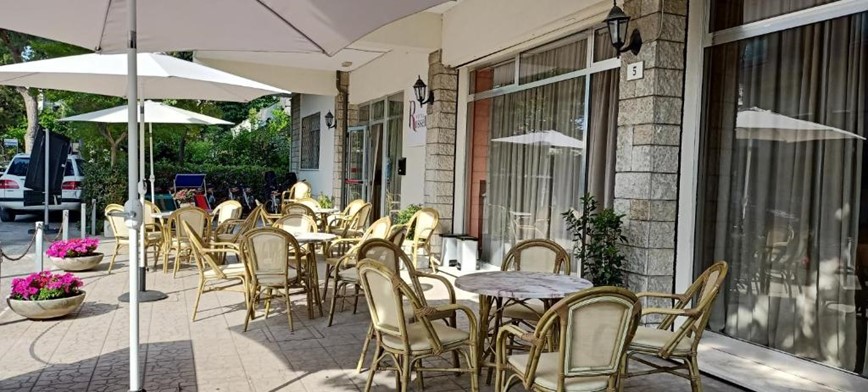 KM TRAVEL Hotel Rossella v Itálii, město Rimini, posezení před hotelem