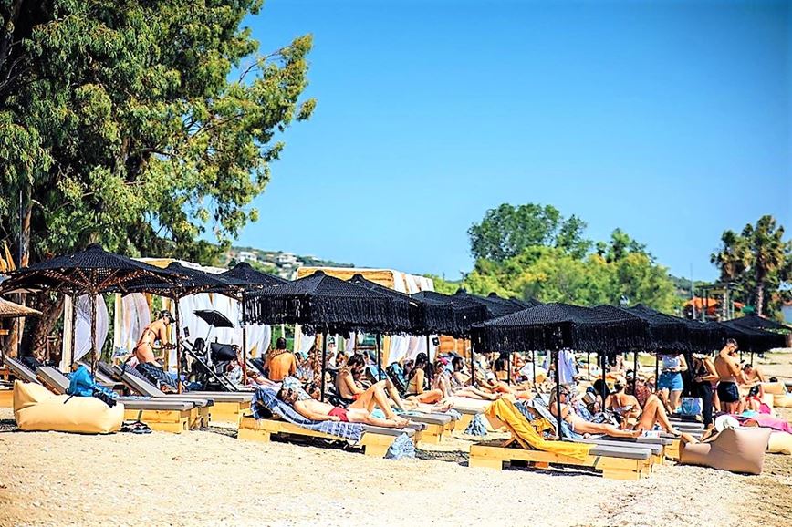 Pláž v letovisku Koropi, oblast Pelion, Řecko pevnina, dovolená s KM TRAVEL