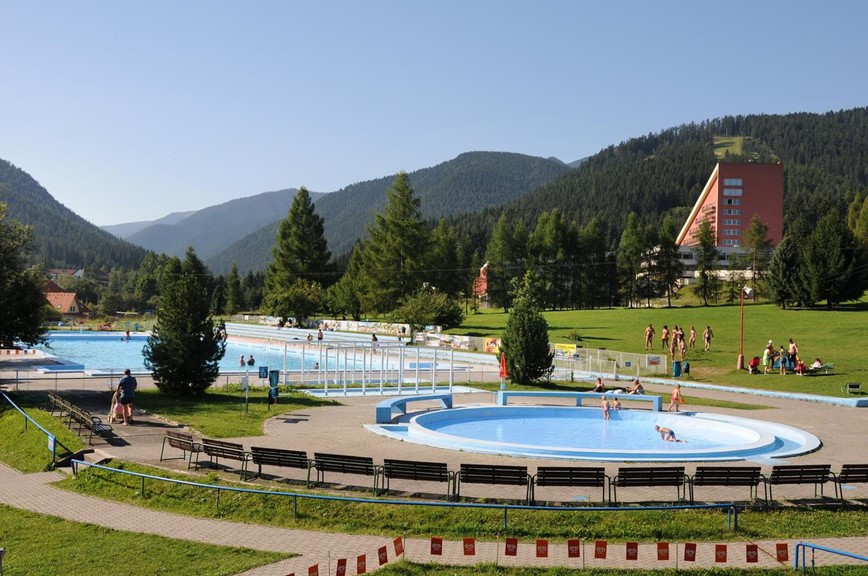 Dovolená na Slovensku, venkovní bazén v hotelu Sorea Máj, cestovní kancelář KM TRAVEL
