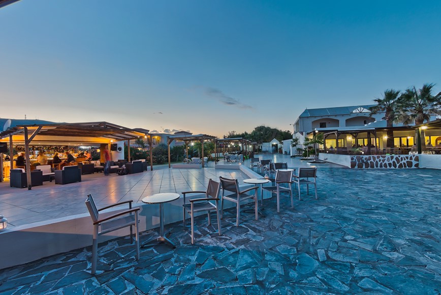 KM TRAVEL, Řecko, Rhodos, hotel Sun Beach Lindos, bazén s venkovním posezením