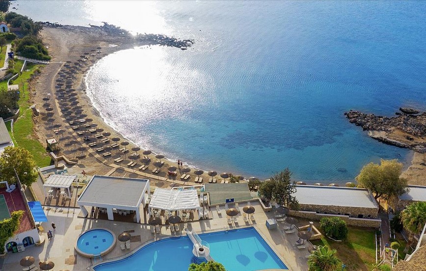 Pohled na bazén a pláž u hotelu Sunrise, Pefkos, Rhodos, Řecko, KM TRAVEL