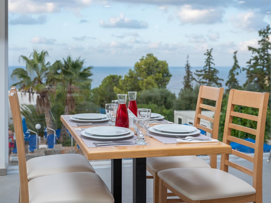 Venkovní restaurace s výhledem na moře v hotelu Sunshine Village, Kréta, Řecko, KM TRAVEL