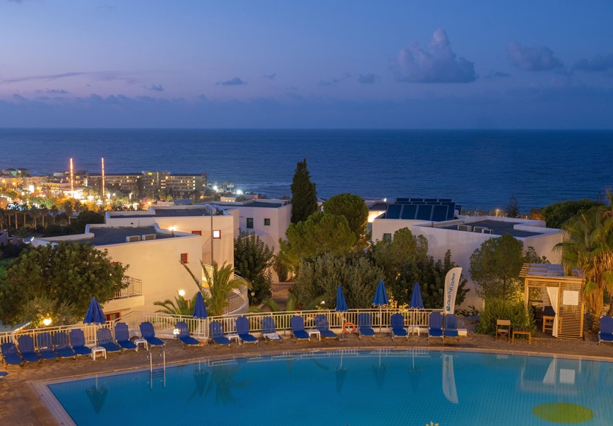 Výhled na město Hersonissos v noci z hotelu Sunshine Village, Kréta, Řecko, KM TRAVEL