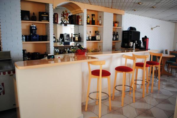 Bar, hotel To Rodon, Neos Pyrgos, Evia, Řecko, KM TRAVEL