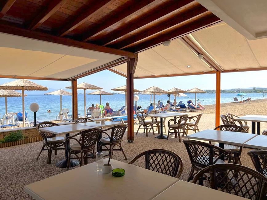 Plážová restaurace u hotelu To Rodon, Neos Pyrgos, Evia, Řecko, KM TRAVEL