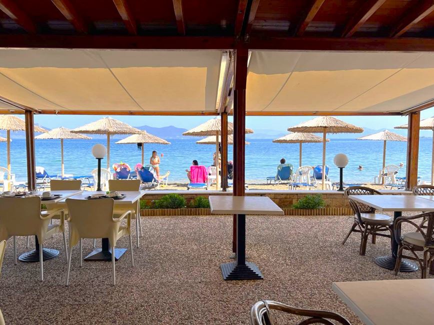 Restaurace na pláži u hotelu To Rodon, Neos Pyrgos, Evia, Řecko, KM TRAVEL