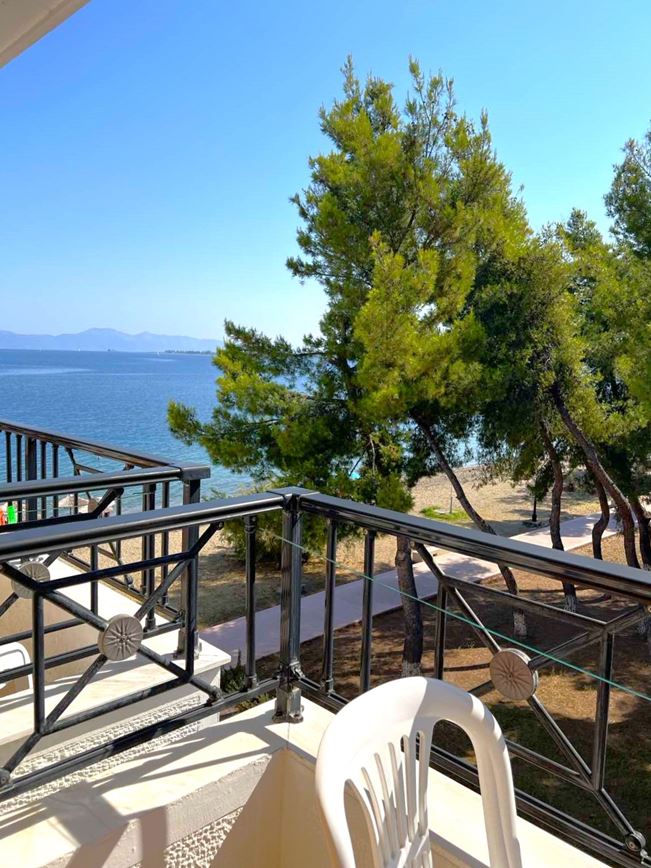Výhled na moře z pokoje, hotel To Rodon, Neos Pyrgos, Evia, Řecko, KM TRAVEL
