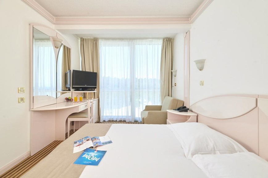 KM TRAVEL Chorvatsko Poreč hotel Zorna dvoulůžkový pokoj s balkonem