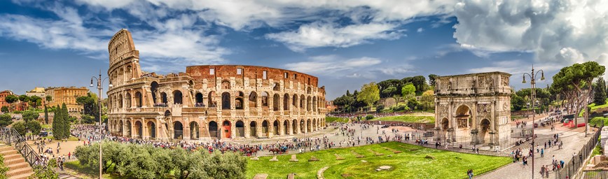 Panoramatický letecký pohled na Koloseum a Konstantinský oblouk, Řím, Itálie KM TRAVEL
