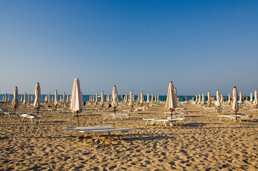 Písečná pláž v severní Itálii, KM TRAVEL