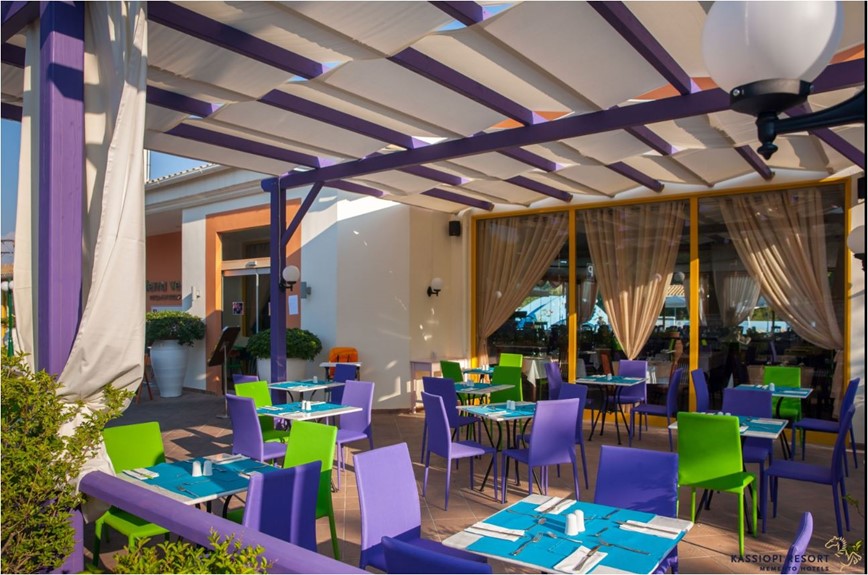 KM TRAVEL, Michelangelo Resort, Korfu venkovní jídelna