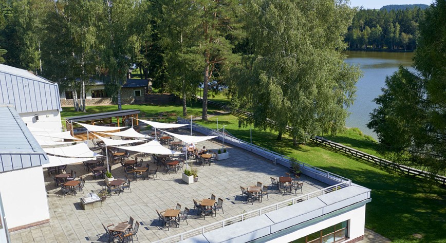 Hotel Orea Devět Skal Vysočina venkovní restaurace s výhledem na rybník KM TRAVEL