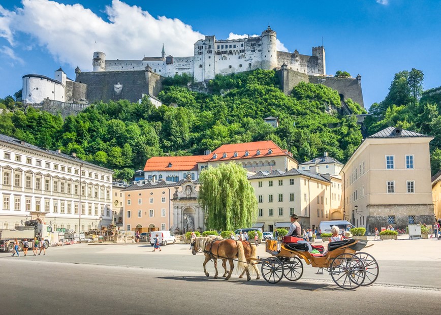 Náměstí v historickém městě Salzburg, Rakousko, KM TRAVEL