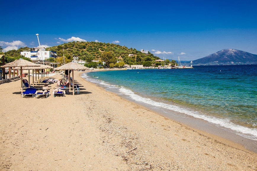 Písečná pláž v Pefki, ostrov Evia, Řecko, KM TRAVEL