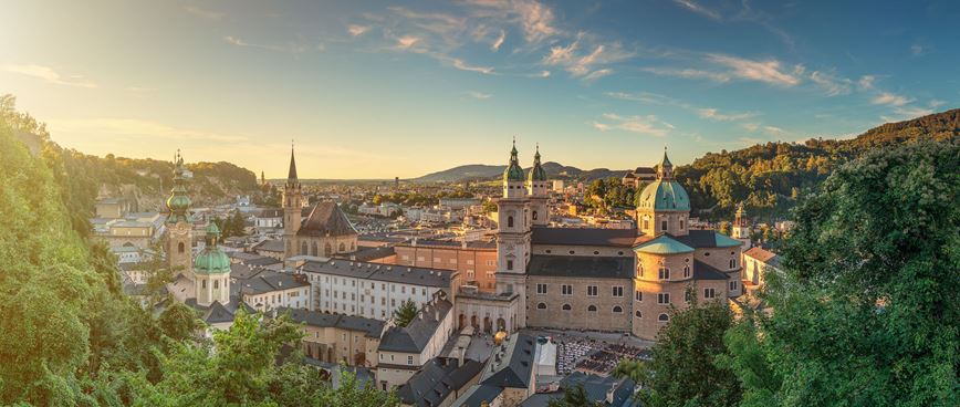 Panoramatický výhled na historické město Salzburg s krásnou řekou Salzach od slavné pevnosti Hohensalzburg ve zlatém večerním světle při západu slunce v létě, Salzburger Land, Rakousko, KM TRAVEL