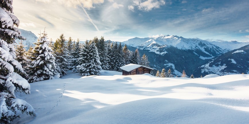 Zimní panorama s lyžařskou chatou ve sněhu, Rakousko, KMTRAVEL