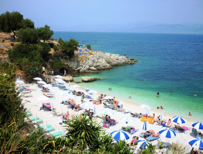 KM TRAVEL, Řecko, ostrov Korfu, oblázková pláž u Kassiopi